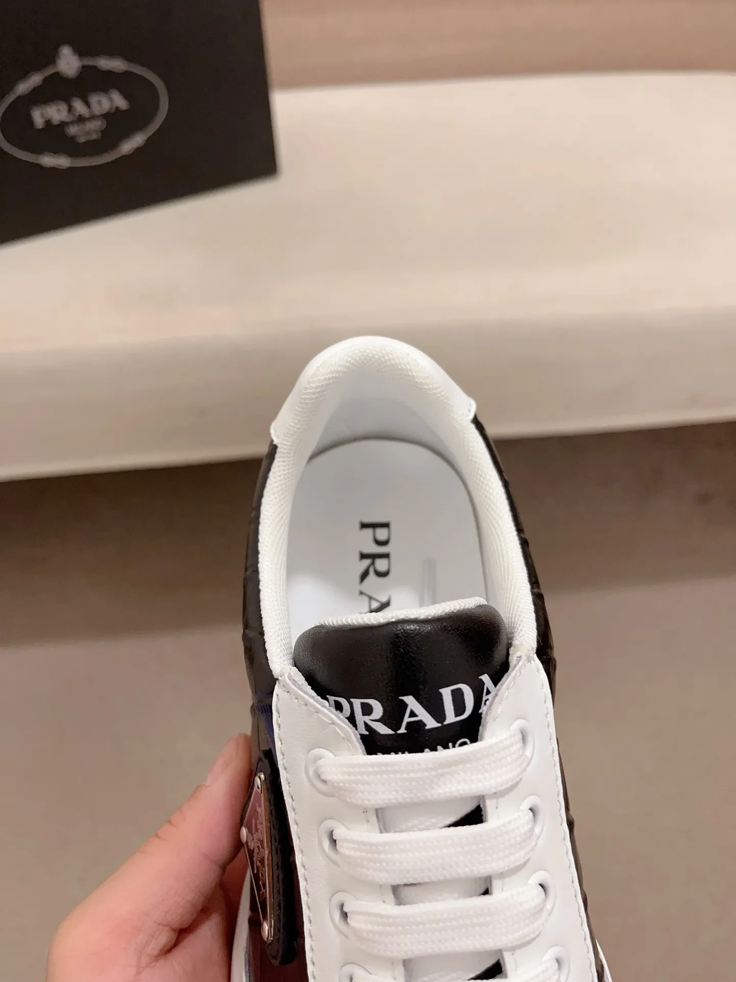 Factory price 420💰 ✔️✔️✔️The new PRADA (Prada) counters are launched simultaneously. The new men's shoes and 😘fabrics are made of selected first-layer cowhide ➕ breathable mesh technology. Lining: Full sheepskin lining. 👍🏿 High-end ☄️ air-cushion molded anti-slip rubber outsole, exquisite lines, simple and elegant, comfortable and high-end for leisure travel. Code number: 38 to 44 (45 can be customized)